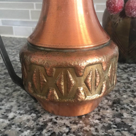 Antique Hammered Copper Pitcher Vase. - Picture 3 of 8